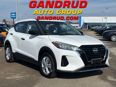 Used 2022 Nissan Kicks S image 1