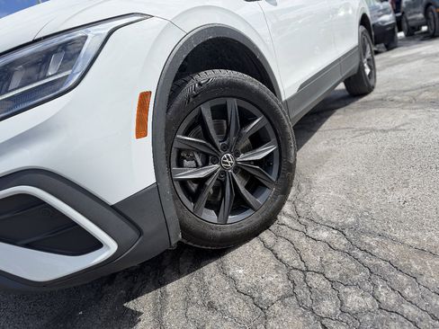 Used 2022 Volkswagen Tiguan SE image 2