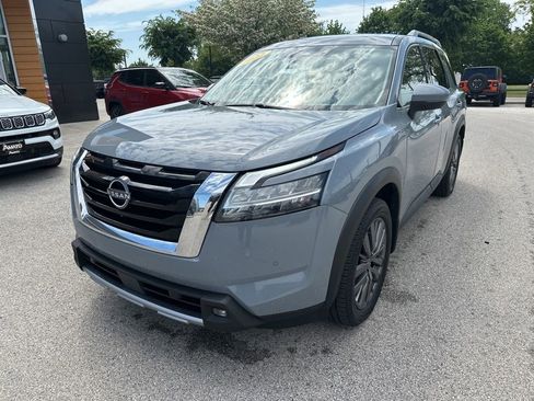 Used 2022 Nissan Pathfinder SL AWD/4WD image 2