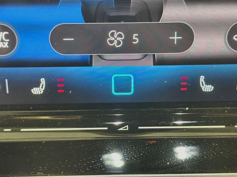 Certified 2025 Volkswagen ID.4 Pro AWD/4WD image 19