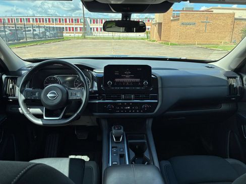 Used 2025 Nissan Pathfinder SV FWD image 31