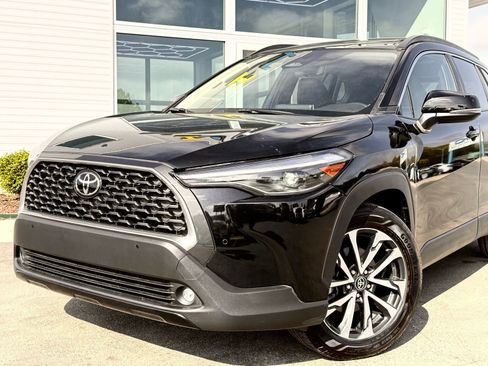 Used 2024 Toyota Corolla Cross XLE w/ Convenience Package image 4