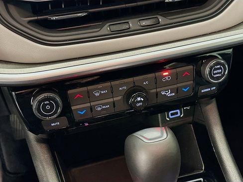 Used 2025 Jeep Compass Limited image 23