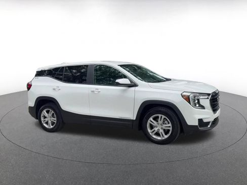 Used 2024 GMC Terrain SLE FWD image 2