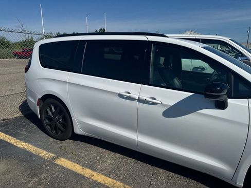 Used 2025 Chrysler Pacifica Limited FWD image 8