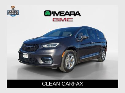 Used 2021 Chrysler Pacifica Limited w/ Uconnect Theater Family Group