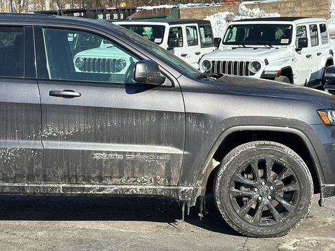 Used 2019 Jeep Grand Cherokee Altitude image 4