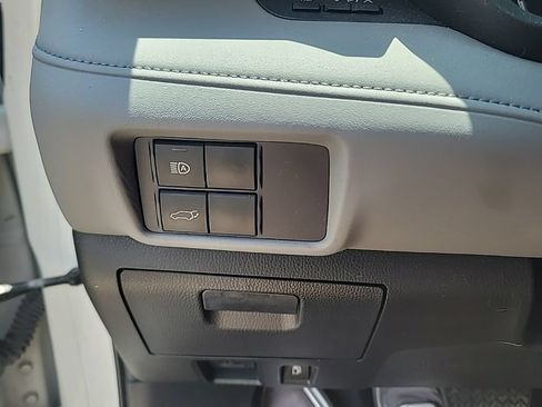 Used 2021 Toyota Highlander XLE FWD image 19