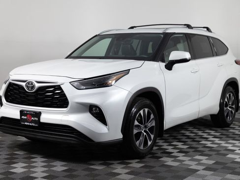 Used 2022 Toyota Highlander XLE FWD image 2