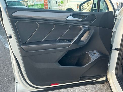 Used 2024 Volkswagen Tiguan SE image 28