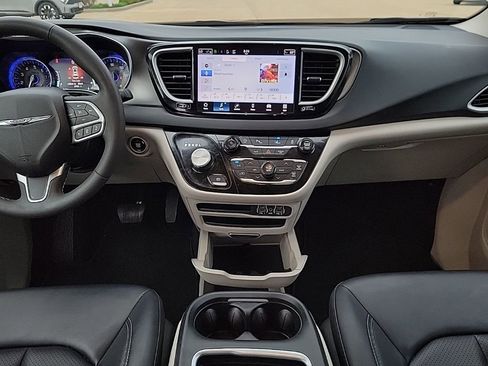 Used 2024 Chrysler Pacifica Touring-L image 11