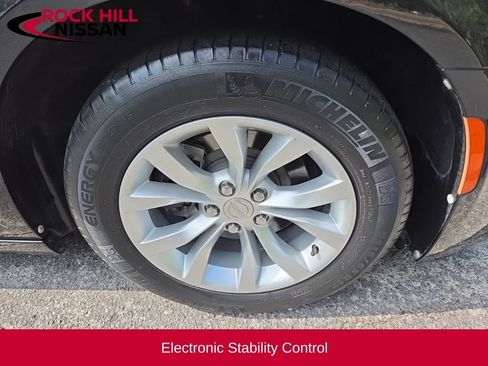 Used 2015 Chrysler 300 Limited RWD image 9