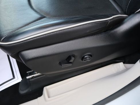 Used 2024 Chrysler Pacifica Limited FWD image 19