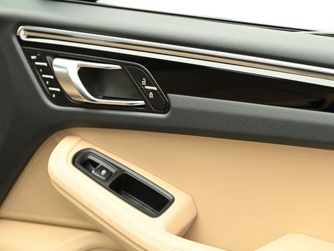 Used 2025 Porsche Macan image 28