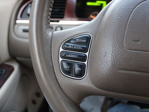 Used 2003 Lincoln Town Car Signature image 9