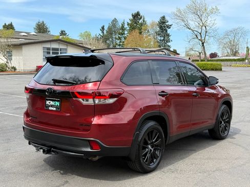 Used 2019 Toyota Highlander SE w/ Nightshade Edition image 5