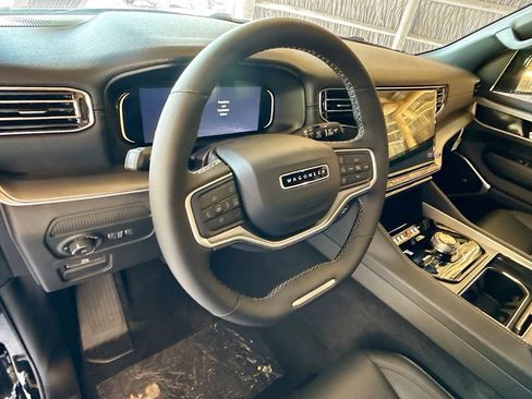 Used 2025 Jeep Wagoneer 4WD image 12