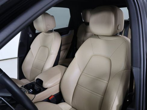 Certified 2024 Porsche Cayenne w/ Premium Package Plus (PFM) image 15