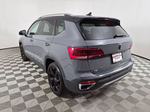 Used 2023 Volkswagen Taos SE w/ Panoramic Sunroof Package FWD image 5