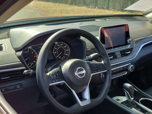 Used 2024 Nissan Altima 2.5 SV FWD image 9
