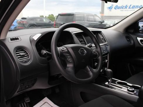 Used 2019 Nissan Pathfinder S AWD/4WD image 2