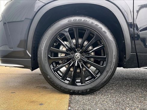 Used 2025 Toyota Highlander XSE image 11