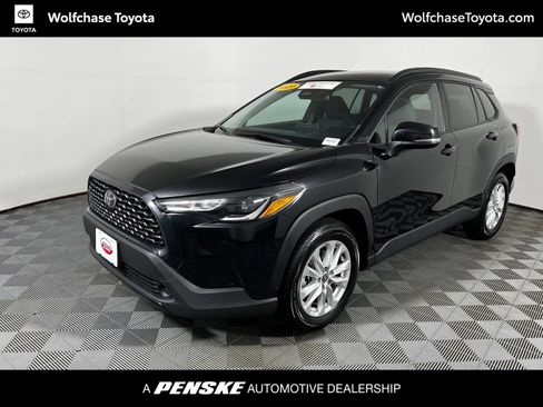 Certified 2025 Toyota Corolla Cross LE FWD image 1