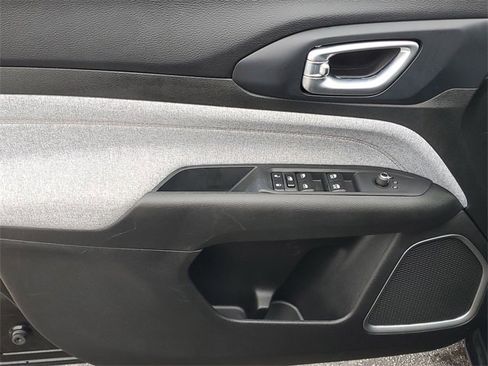 Used 2023 Jeep Compass Latitude image 15