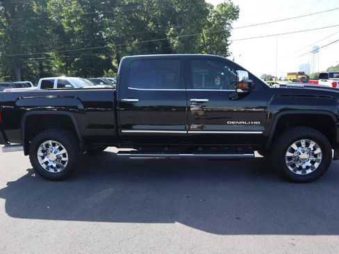 Used 2017 GMC Sierra 2500 Denali w/ Duramax Plus Package AWD/4WD image 4