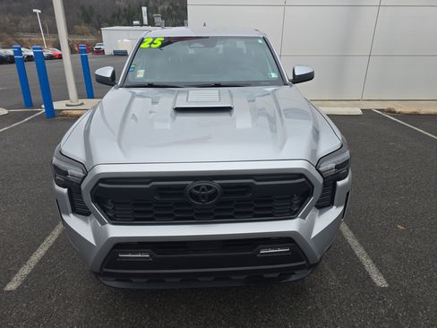Used 2025 Toyota Tacoma TRD Sport image 9