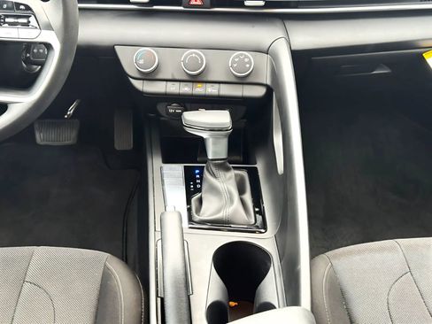 Used 2025 Hyundai Elantra SE image 24