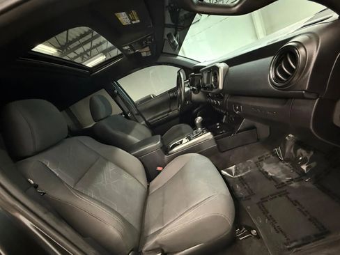 Used 2016 Toyota Tacoma TRD Off-Road image 16