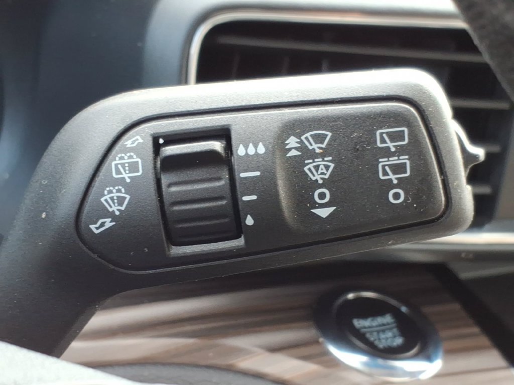 Used 2023 Ford Explorer Limited w/ Equipment Group 301A AWD/4WD image 30