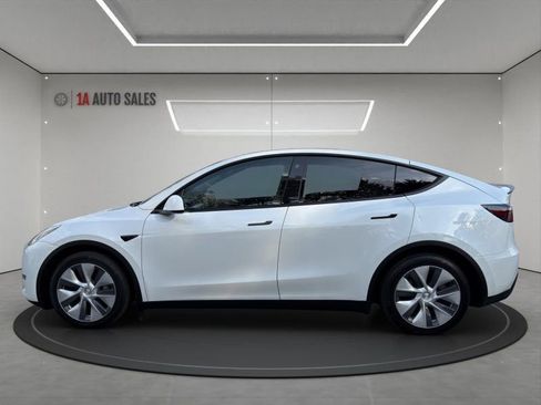 Used 2022 Tesla Model Y Long Range image 2