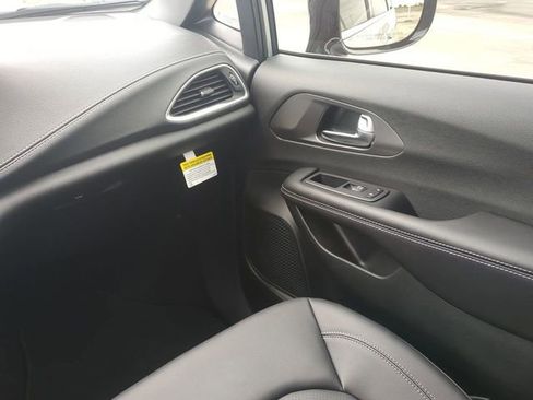 New 2026 Chrysler Pacifica Select image 20