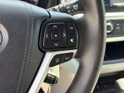 Used 2017 Toyota Highlander LE FWD image 34