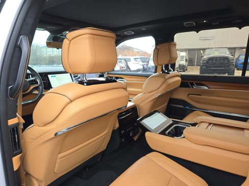 Used 2022 Jeep Grand Wagoneer Series III image 17