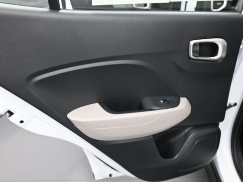 Certified 2025 Hyundai Venue SEL image 25