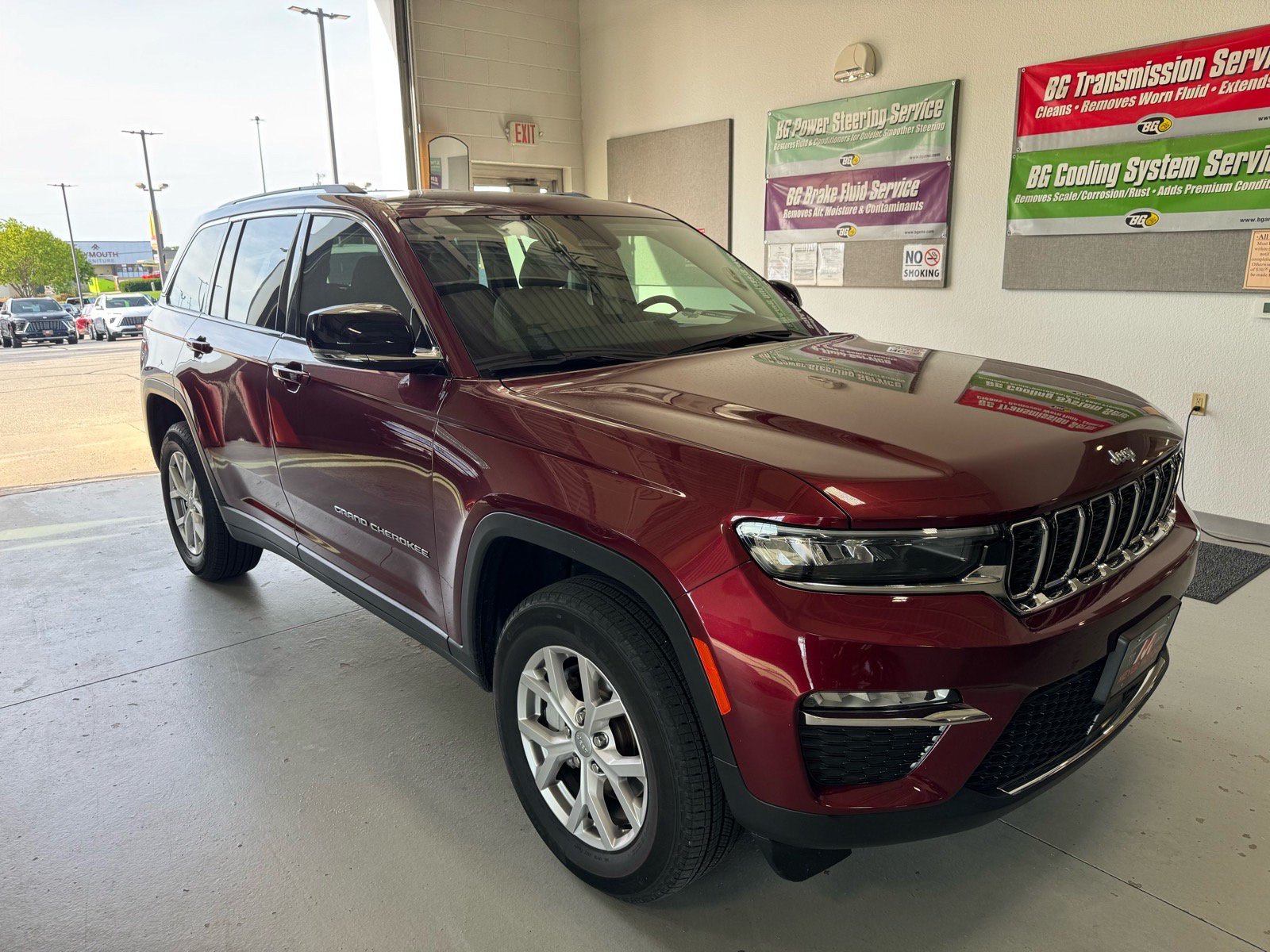 Used 2022 Jeep Grand Cherokee Limited AWD/4WD image 3