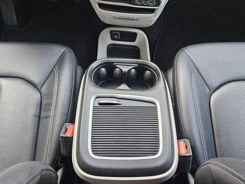 Used 2024 Chrysler Pacifica Touring-L image 12