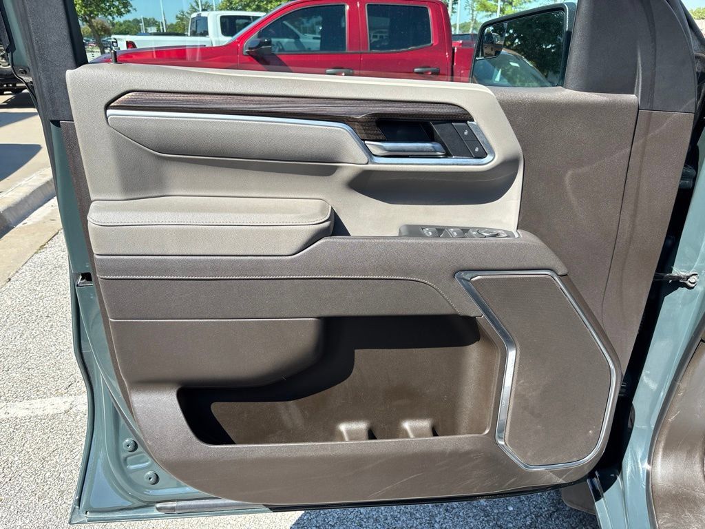 Used 2025 Chevrolet Silverado 1500 LT AWD/4WD image 32
