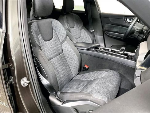 Used 2022 Volvo XC60 B5 Momentum image 7