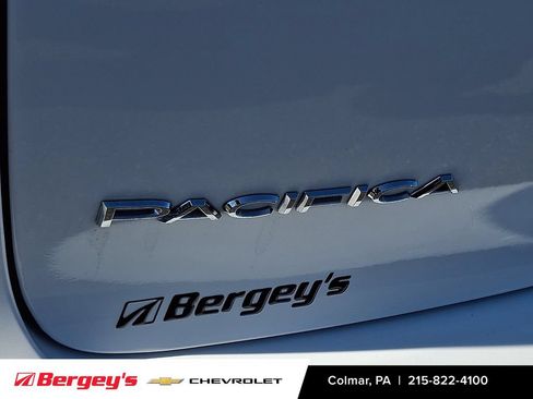 Used 2023 Chrysler Pacifica Touring-L FWD image 31