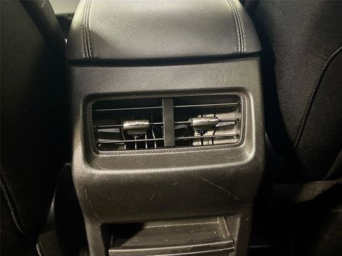 Used 2019 Ford Edge SE image 23