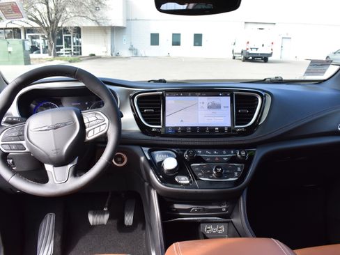 Used 2024 Chrysler Pacifica Pinnacle image 39