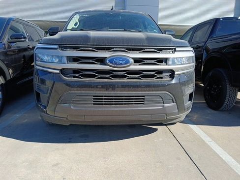 Used 2024 Ford Expedition Max XLT image 3