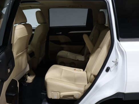 Used 2019 Toyota Highlander XLE image 18