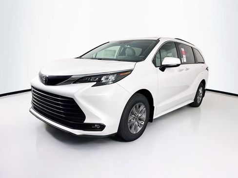 New 2026 Toyota Sienna XLE FWD image 3