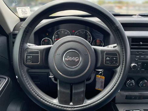 Used 2011 Jeep Liberty Sport image 16