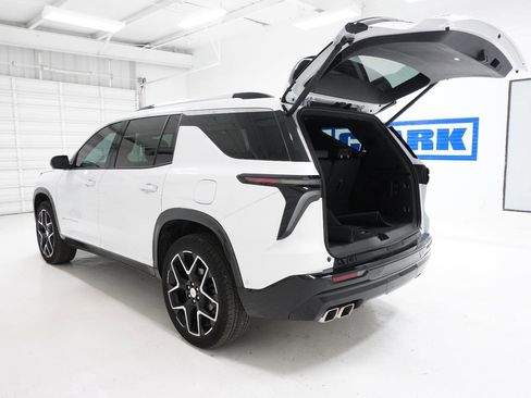 Used 2025 Chevrolet Traverse High Country image 9